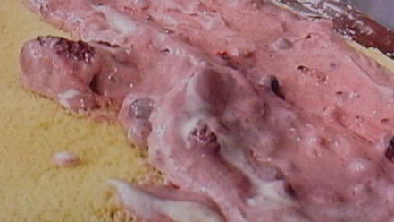 Рецепт бисквитного рулета с вишневым кремом и малиной