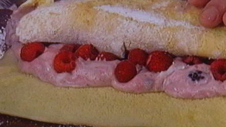 Рецепт бисквитного рулета с вишневым кремом и малиной