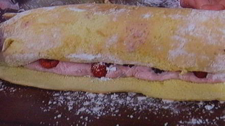 Рецепт бисквитного рулета с вишневым кремом и малиной