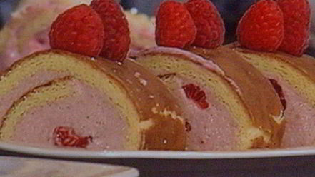 Рецепт бисквитного рулета с вишневым кремом и малиной