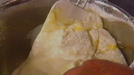 Рецепт бисквитного рулета с вишневым кремом и малиной