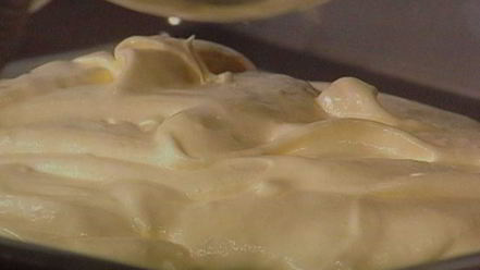 Рецепт бисквитного рулета с вишневым кремом и малиной