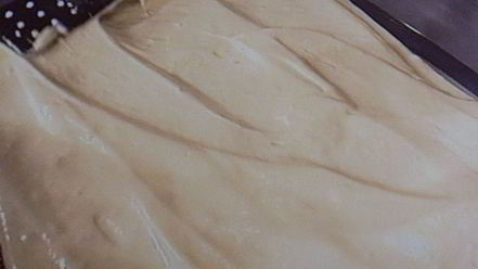 Рецепт бисквитного рулета с вишневым кремом и малиной