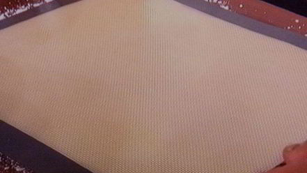 Рецепт бисквитного рулета с вишневым кремом и малиной