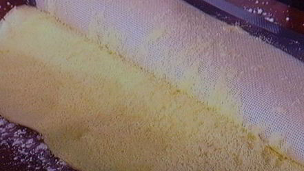 Рецепт бисквитного рулета с вишневым кремом и малиной