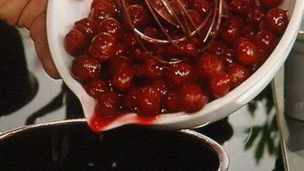 Рецепт бисквитного рулета с вишневым кремом и малиной