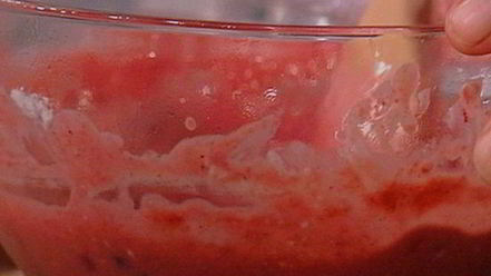 Рецепт бисквитного рулета с вишневым кремом и малиной