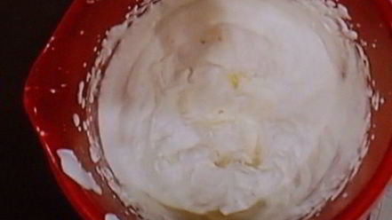 Рецепт бисквитного рулета с вишневым кремом и малиной