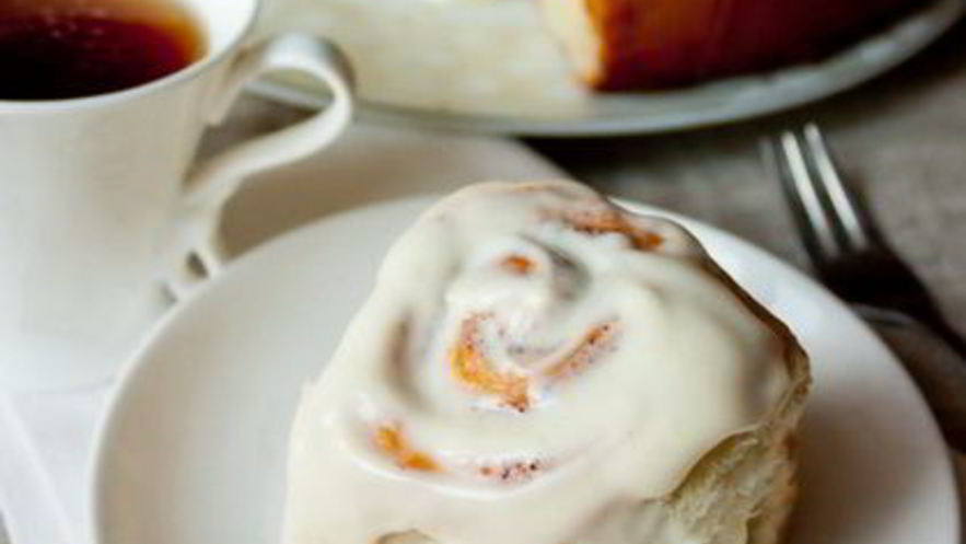 Рецепт булочек с корицей и кремом из сливочного сыра