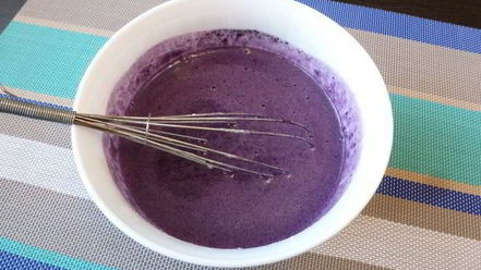 Рецепт черничных блинчиков с кремом из маскарпоне