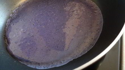 Рецепт черничных блинчиков с кремом из маскарпоне