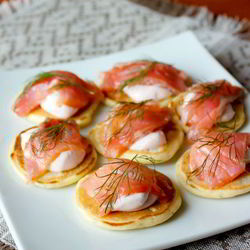 Рецепт Мини-блинчиков с лососем и острым сметанным кремом