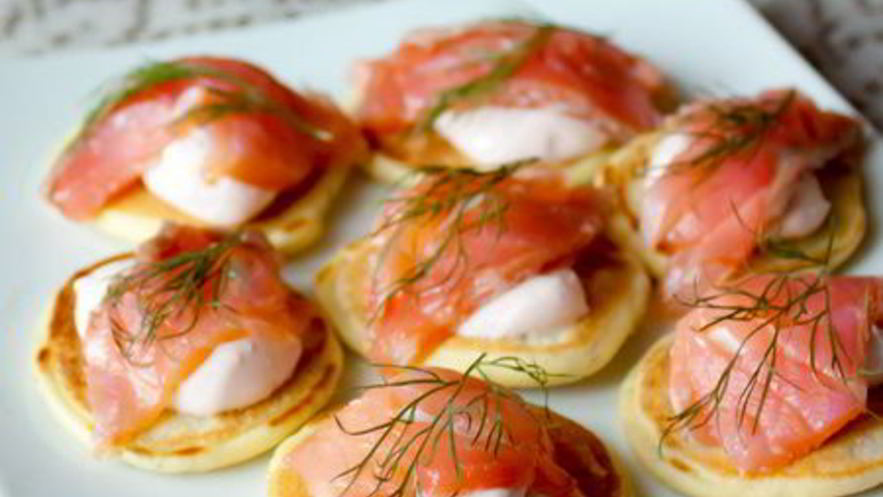 Рецепт мини-блинчиков с лососем и острым сметанным кремом