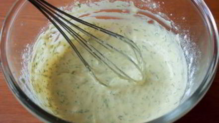 Рецепт мини-блинчиков с лососем и острым сметанным кремом