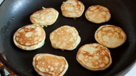 Рецепт мини-блинчиков с лососем и острым сметанным кремом