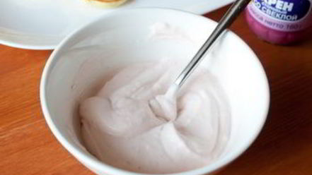 Рецепт мини-блинчиков с лососем и острым сметанным кремом