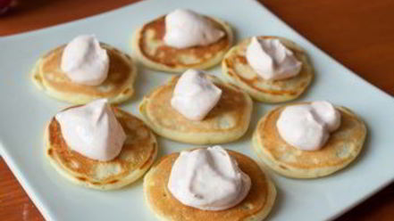 Рецепт мини-блинчиков с лососем и острым сметанным кремом