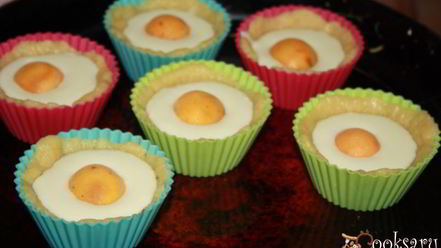 Рецепт песочных корзинок с кремом и абрикосом яишенки