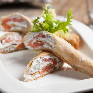 Рецепт Ржаных блинных рулетиков с красной рыбой и сливочно-сырным кремом