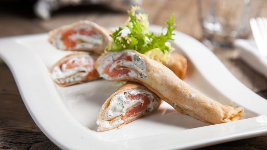 Рецепт ржаных блинных рулетиков с красной рыбой и сливочно-сырным кремом