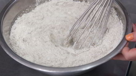 Рецепт ржаных блинных рулетиков с красной рыбой и сливочно-сырным кремом