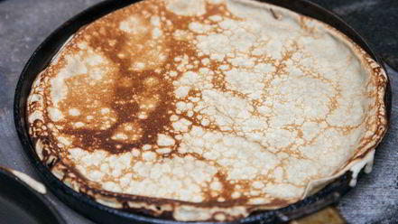 Рецепт ржаных блинных рулетиков с красной рыбой и сливочно-сырным кремом