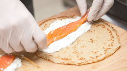 Рецепт ржаных блинных рулетиков с красной рыбой и сливочно-сырным кремом