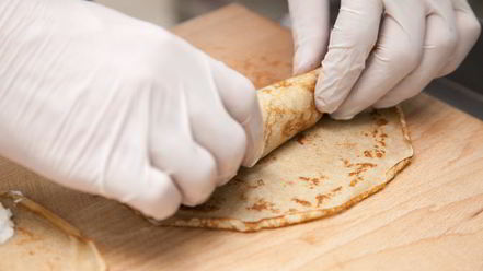 Рецепт ржаных блинных рулетиков с красной рыбой и сливочно-сырным кремом