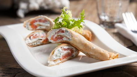 Рецепт ржаных блинных рулетиков с красной рыбой и сливочно-сырным кремом