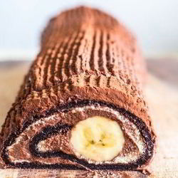 Рецепт Шоколадна-бананового рулет с кремом и взбитыми сливками