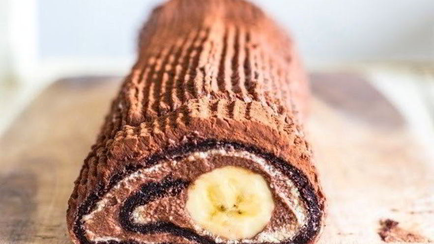 Рецепт шоколадна-бананового рулет с кремом и взбитыми сливками