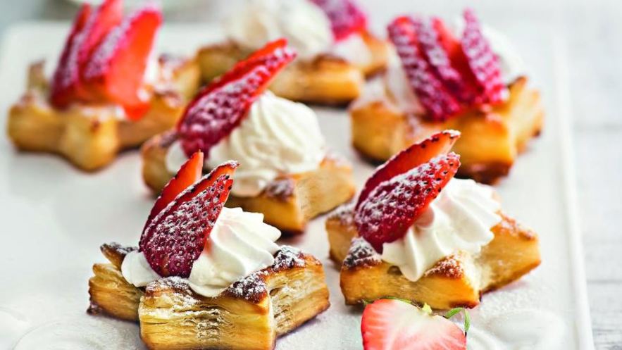 Рецепт слоеных корзиночек с клубникой и кремом шантильи