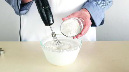 Рецепт слоеных корзиночек с клубникой и кремом шантильи