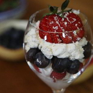 Рецепт Творожно-сливочного крем с малиной и голубикой