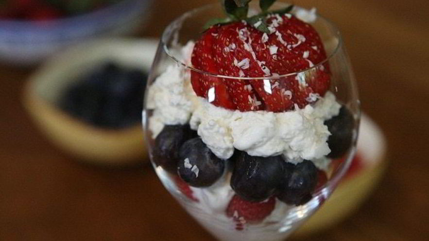 Рецепт творожно-сливочного крем с малиной и голубикой