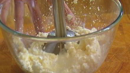 Рецепт творожно-сливочного крем с малиной и голубикой