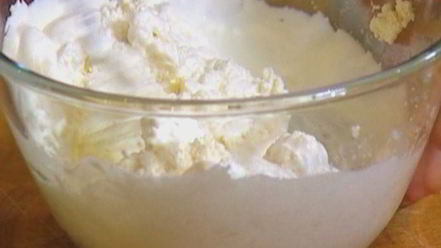 Рецепт творожно-сливочного крем с малиной и голубикой