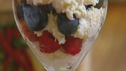 Рецепт творожно-сливочного крем с малиной и голубикой