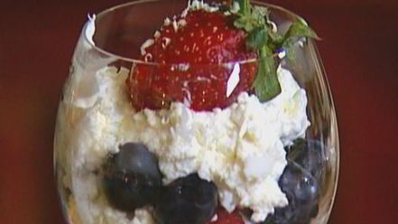 Рецепт творожно-сливочного крем с малиной и голубикой