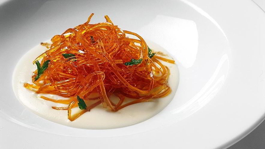 Рецепт яичных спагетти с чесночным кремом