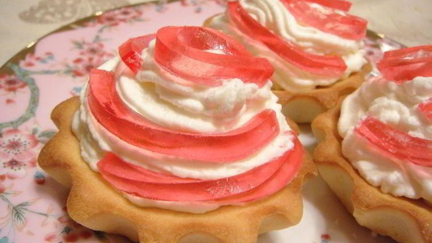 Рецепт корзиночек с взбитыми сливками и мармеладом