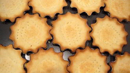 Рецепт корзиночек с взбитыми сливками и мармеладом