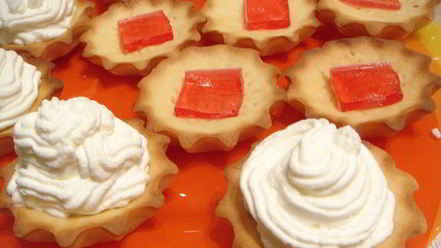 Рецепт корзиночек с взбитыми сливками и мармеладом