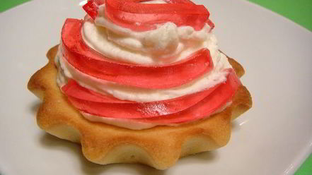 Рецепт корзиночек с взбитыми сливками и мармеладом