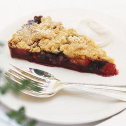Рецепт Миндального крамбла с малиной, нектаринами и красной смородиной