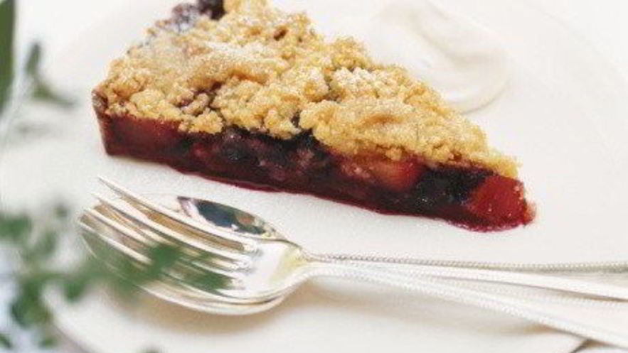 Рецепт миндального крамбла с малиной, нектаринами и красной смородиной