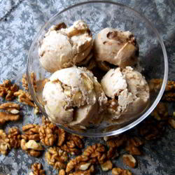 Рецепт Бананового мороженого с шоколадом и грецкими орехами