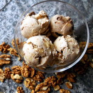 Рецепт Бананового мороженого с шоколадом и грецкими орехами