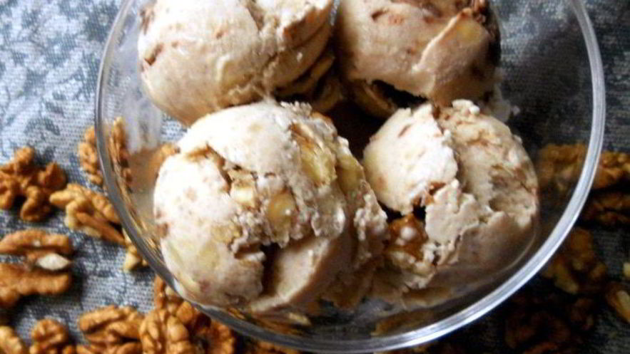 Рецепт бананового мороженого с шоколадом и грецкими орехами