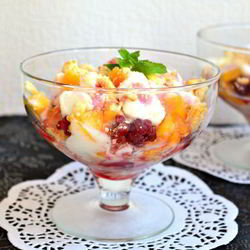 Рецепт Десерта из мороженого с персиками и малиной